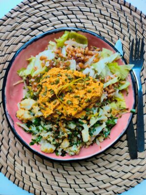 Salade van de week: Geroosterde bloemkool met kappertjesgremolata en wortelhummus