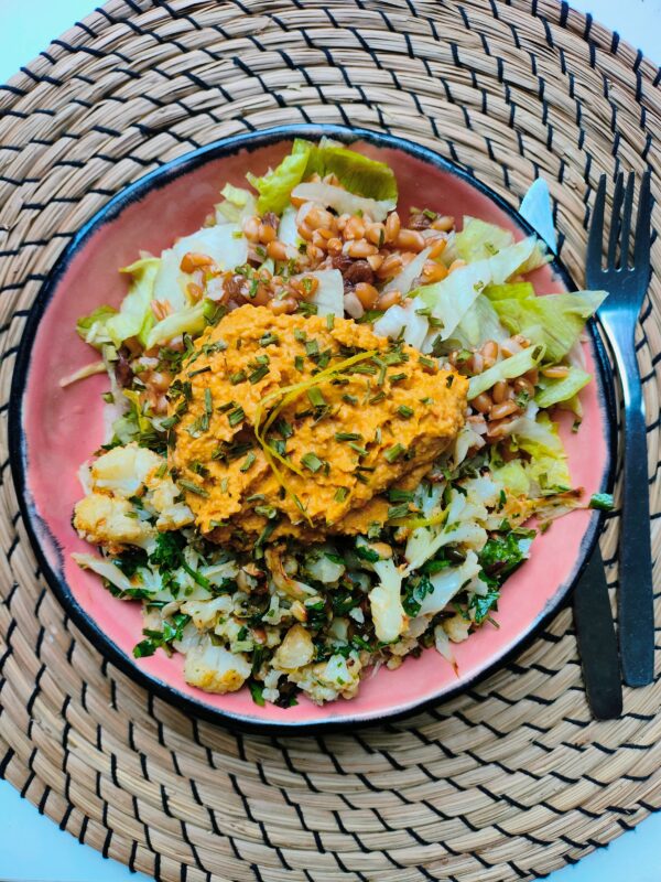 Salade van de week: Geroosterde bloemkool met kappertjesgremolata en wortelhummus
