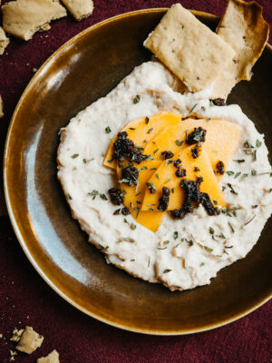 Crème van cannellinibonen met miso, opgelegde pompoen en truffel
