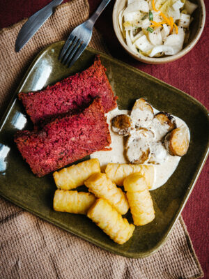 No-meatloaf met geroosterde spruitjes, witloofdragonsalade en kroketjes