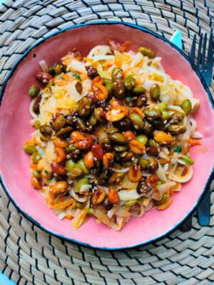 Noedels met rode curry, sticky edamame en crunchy pindanoten