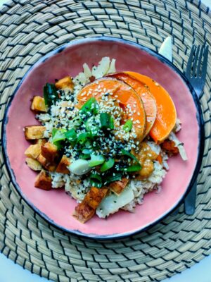 Geroosterde pompoen en tofu met pindasaus en smeuïge rijst