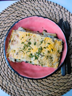 Gratin met romige rozemarijnsaus, witloof, champignons en prei