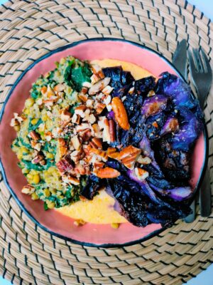 Suggestie van de week: Geroosterde rode kool met romige polenta en spinazie-mungbonen