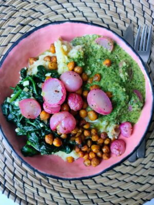 Pastinaakpuree met geroosterde pestoradijsjes en gestoofde spinazie