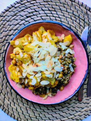 Juweelrijst met geroosterde bloemkool en kikkererwten