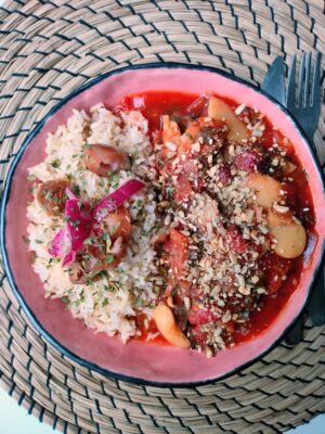 Tomatensaus met warmoes, reuzebonen en opgelegde dadels