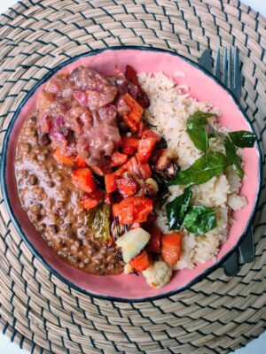 Zwarte dahl met kerrieworteltjes en rabarberchutney