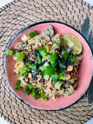 Noedels met pindasaus, broccoli en champignons