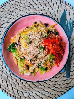 Rijstsalade met huisgemaakte kimchi, komkommer en broccoli