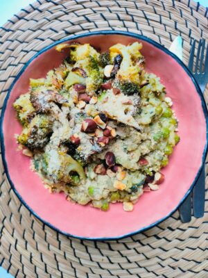 Risotto met broccolipesto, erwtjes, spinazie en vegan parmezaan