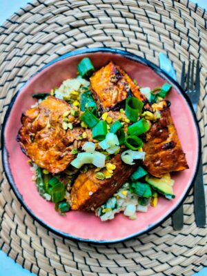Kruidenpilav en geroosterde aubergine met miso-tahinsaus