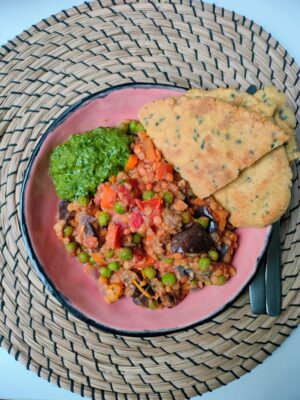 Auberginestoofpotje met erwtjes en huisgemaakt naanbrood