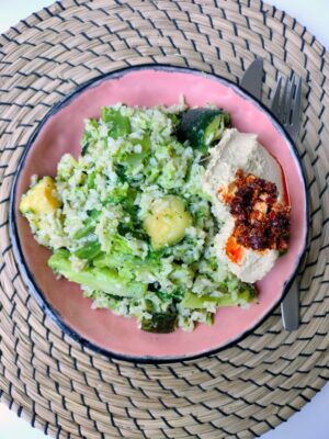 Volkoren basmati met groene zomergroenten, hummus en crispy chili-olie