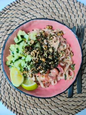 Noedels met tahin-tomatensaus, komkommer en pindanoten