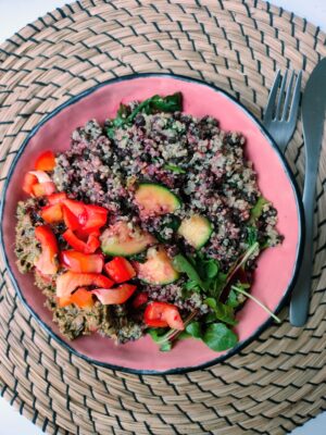 Quinoasalade met geroosterde courgette en olijvensalsa met granaatappelmelasse