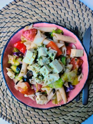 Griekse salade met tofu-fetakaas