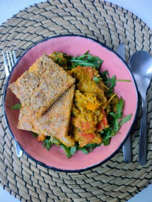 Salade met boterbonen, geroosterde pompoen, rucola en pesto