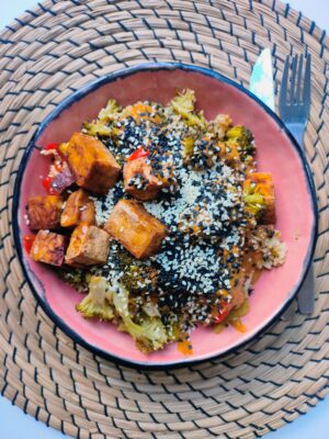 Volkoren basmati met geroosterde broccoli, paprika en pindasaus