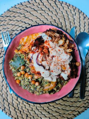 Geroosterde spitskool met tahindressing, quinoa met zhoug en geroosterde groenten